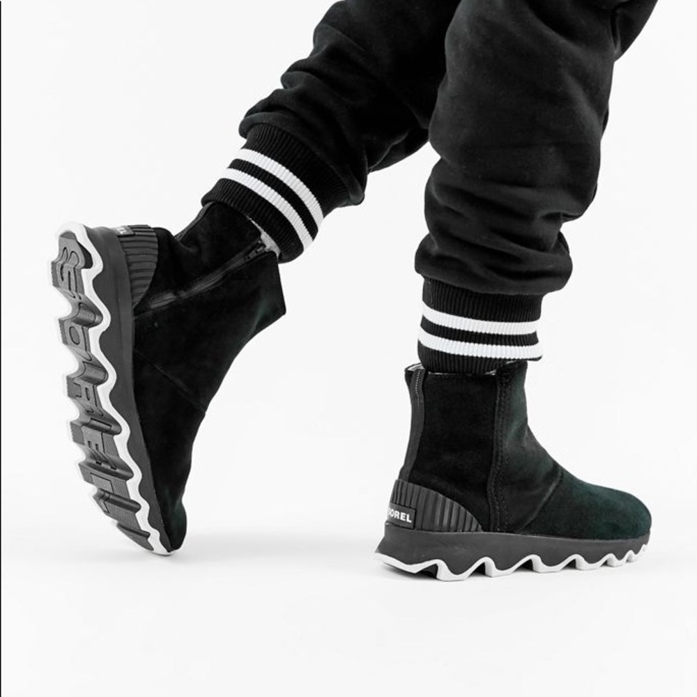 NEW IN BOX SOREL KINETIC SHORT BOOT IN BLACK!!